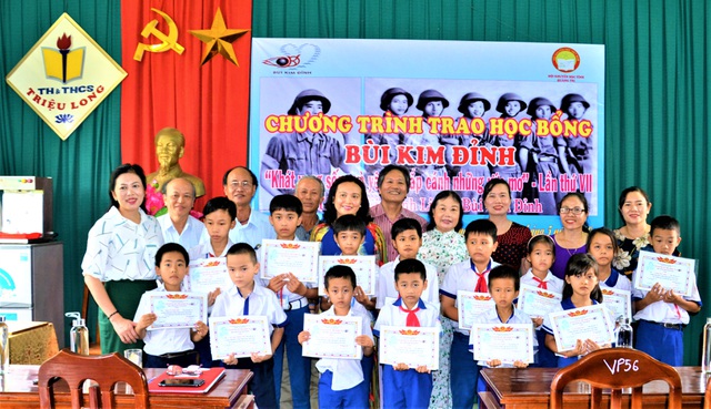 Quảng Trị: Trao học bổng đến học sinh nghèo vượt khó hiếu học