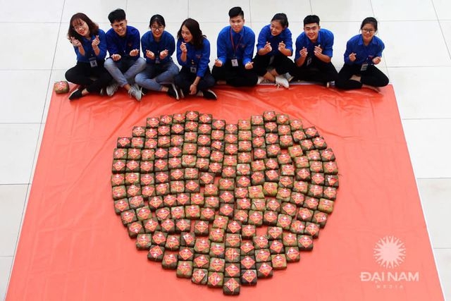Sinh viên gói hơn 1.000 chiếc bánh chưng dành tặng những hoàn cảnh khó khăn
