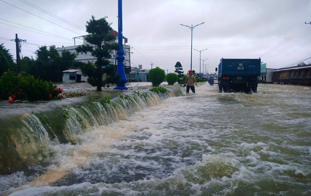 Phú Quốc lại ngập nặng vì mưa lớn, dân đóng cửa nhà đi sơ tán