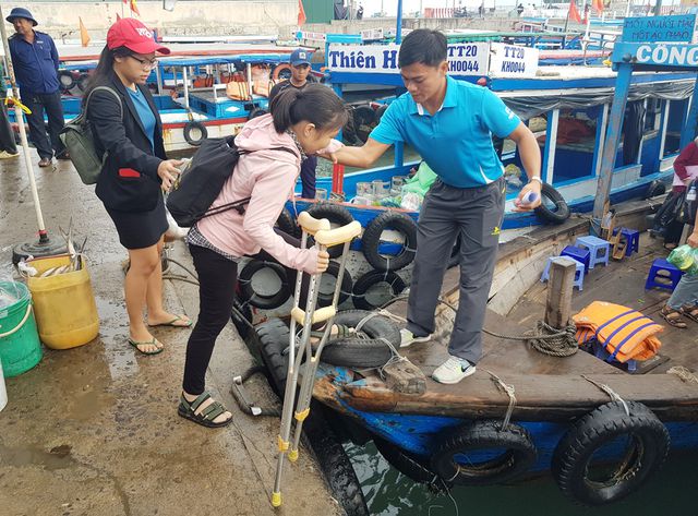 Phòng GD-ĐT TP Nha Trang thăm hỏi “cô giáo chống nạng vẫn vượt biển đi dạy học”