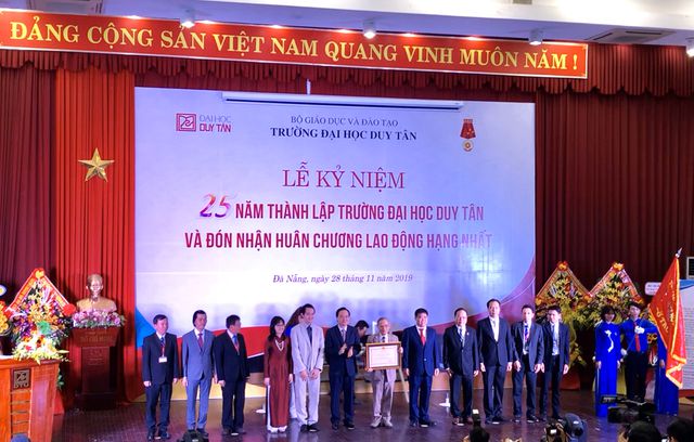 Trường ĐH Duy Tân đón nhận Huân chương Lao động hạng Nhất