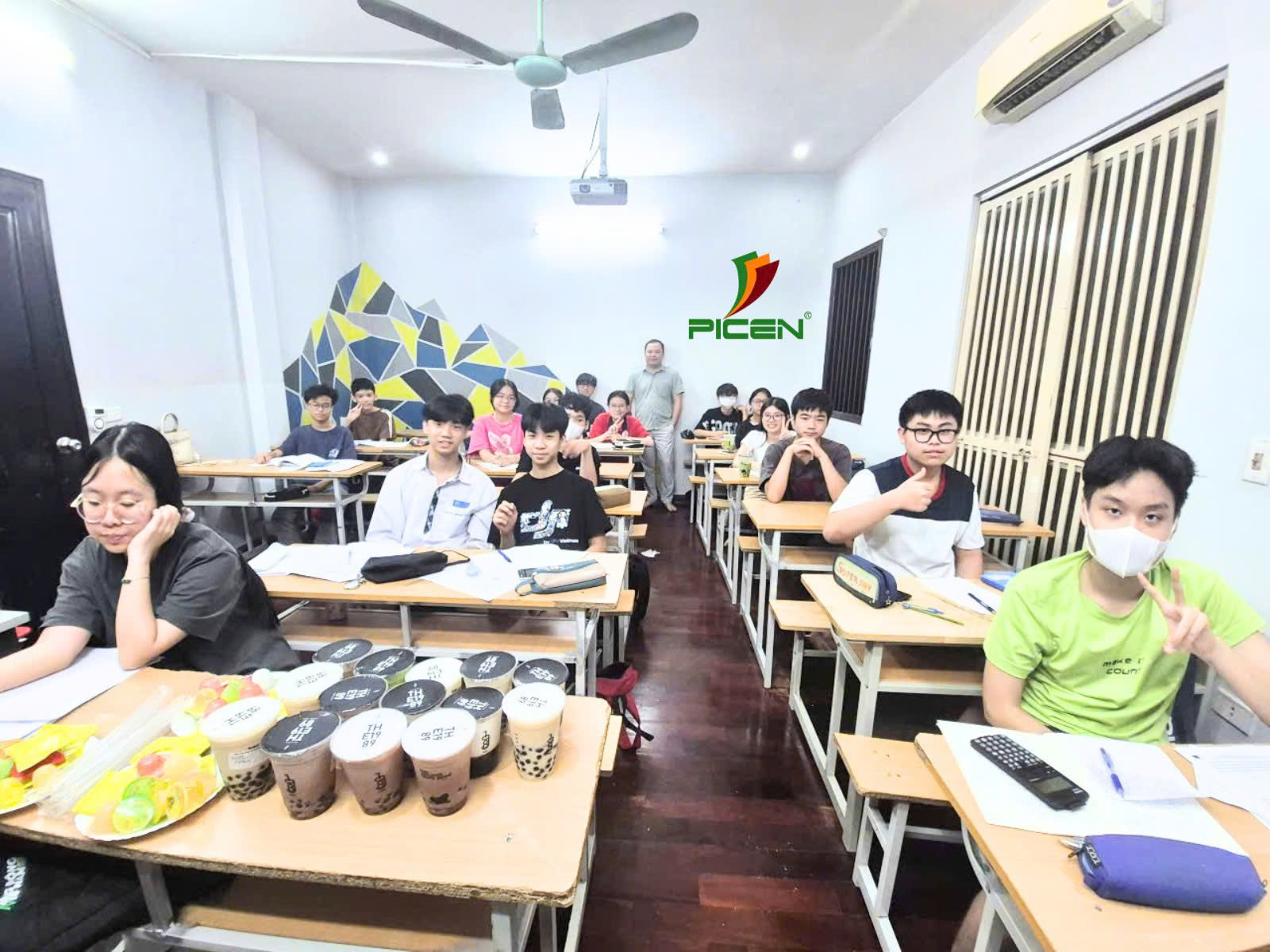KHOẢNH KHẮC ĐÁNG NHỚ TRONG BUỔI HỌC CUỐI CÙNG CỦA LỚP TOÁN 9