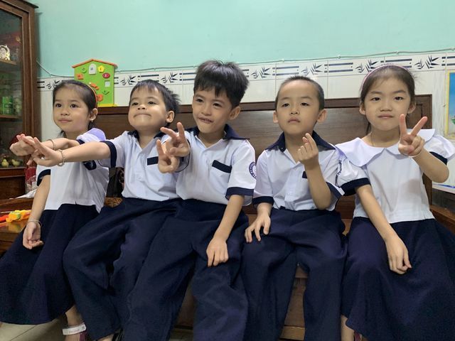 Những đứa trẻ ca sinh 5 đầu tiên ở Việt Nam trong lễ khai giảng vào lớp 1