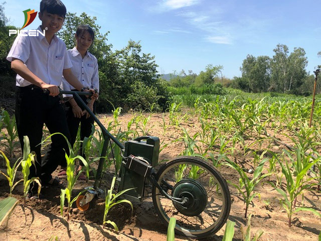 sáng tạo máy cày làm cỏ của 1 em học sinh