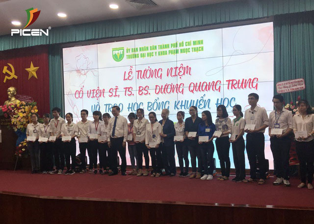 Trao học bổng khuyến học cho các học sinh 